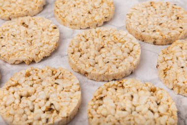 Mermer zemin üzerinde pirinç ekmeği. Pirinç keki. Masada diyet ekmek. Maya olmadan sağlıklı yemek. Yazı için uygun bir yer. Kopyalanacak yer. Sağlıklı yiyecekler. diyet ürünü.