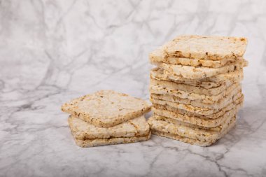 Mermer zemin üzerinde pirinç ekmeği. Pirinç keki. Masada diyet ekmek. Maya olmadan sağlıklı yemek. Yazı için uygun bir yer. Kopyalanacak yer. Sağlıklı yiyecekler. diyet ürünü.