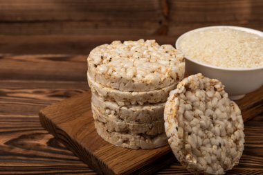 Kahverengi arka planda pirinç ekmeği. Pirinç keki. Masada diyet ekmek. Maya olmadan sağlıklı yemek. Yazı için uygun bir yer. Kopyalanacak yer. Sağlıklı yiyecekler. diyet ürünü.