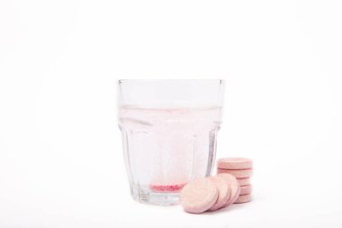 Suda köpüren tabletli cam. Beyaz arka planda izole edilmiş. Vitaminler.