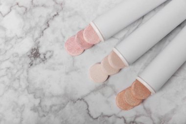 Dokuların arka planında çeşitli ilaç hapları var. Baş ağrısı ve soğuk algınlığı ilaçları, ağrı kesiciler, diyet takviyeleri, bağışıklık hapları. Sağlık hizmeti konsepti. VITAMINS.