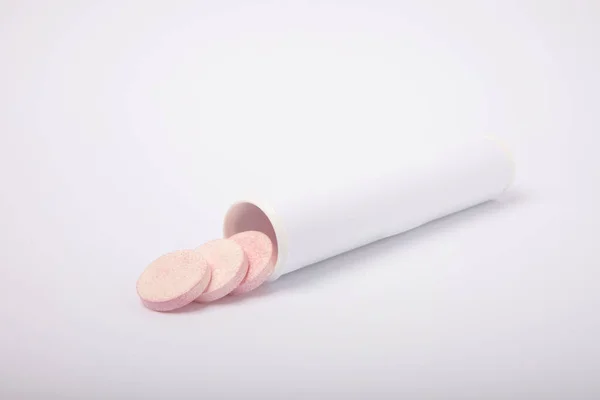 Színes Orvosi Tabletták Öntenek Egy Fehér Alapon Izolált Gyógyszeres Palackból — Stock Fotó