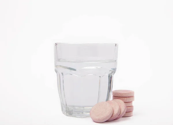 Fışkırtıcı Tablet Beyaz Arka Planda Izole Edilmiş Bir Bardak Vitaminler — Stok fotoğraf