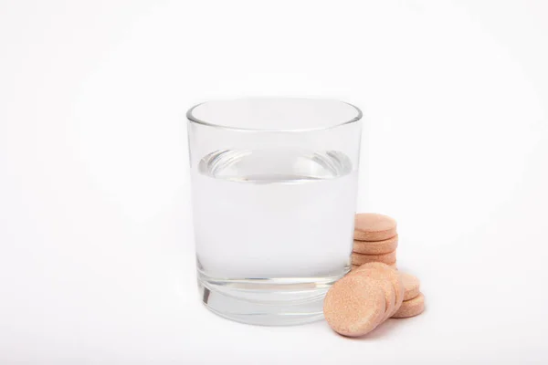 Šumivá Tableta Sklenice Vody Izolované Bílém Pozadí Vitamíny Zdravotní Koncept — Stock fotografie