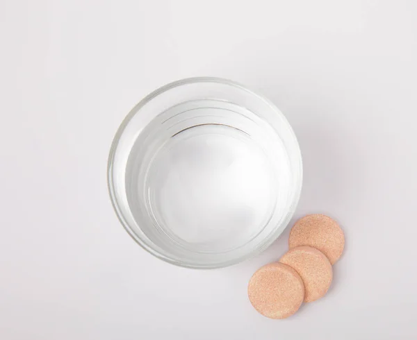Effervescent Tablet Glas Vand Isoleret Hvid Baggrund Vitaminer Sundhedskoncept Immunitetsmedicin - Stock-foto