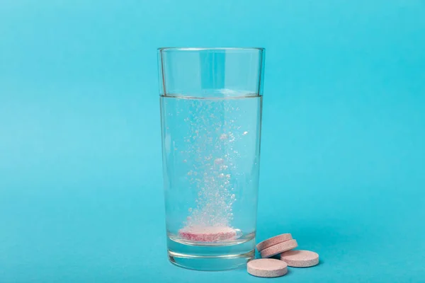 Šumivá Tableta Sklenici Vody Modrém Pozadí Vitamíny Zdravotní Koncept Imunitní — Stock fotografie