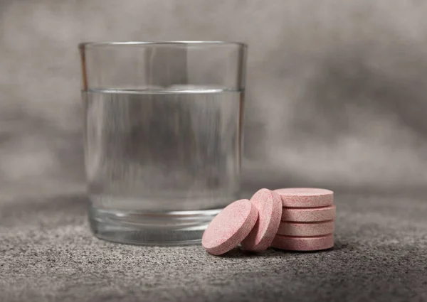 Šumivá Tableta Sklenice Vody Černém Texturovaném Pozadí Vitamíny Zdravotní Koncept — Stock fotografie