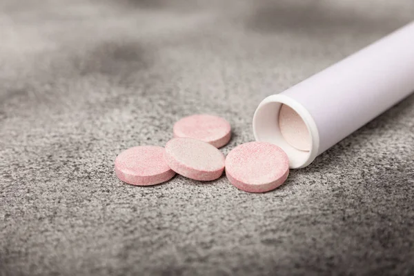 Pillole Mediche Colorate Che Fuoriescono Una Bottiglia Medicinale Uno Sfondo — Foto Stock