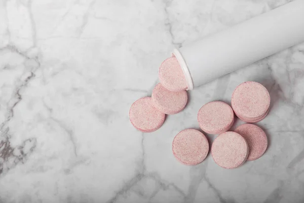 Renkli Tıbbi Haplar Dokulu Bir Arka Planda Ilaç Şişesinden Dökülüyor — Stok fotoğraf