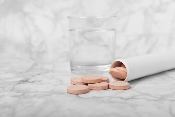 Fışkırtıcı Tablet Beyaz Mermer Arka Planda Bir Bardak Vitaminler Sağlık — Stok fotoğraf