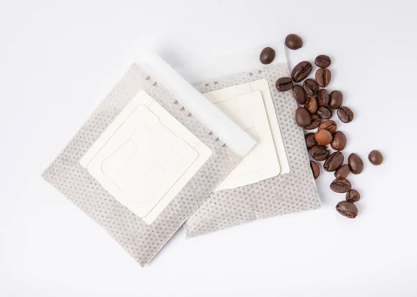 Worek Świeżą Kawą Ziarnami Kawy Izolowanymi Białym Tle Kawa Mielona — Zdjęcie stockowe