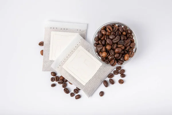 Στάγδην Σακούλα Φρέσκου Καφέ Κόκκους Καφέ Που Απομονώνονται Λευκό Φόντο — Φωτογραφία Αρχείου