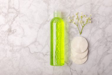 Kozmetik maddeleri çıkarmak ve sebiyumun derisini temizlemek için Micellar su ve pedleri temizler. Güzellik konsepti. Cilt bakımı. Mesaj için yer. MOCAPS FLETLEY