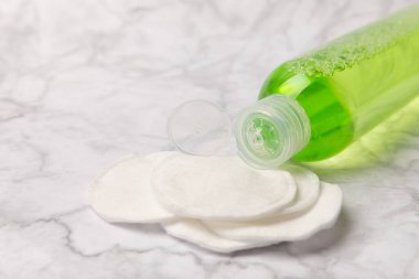 Kozmetik maddeleri çıkarmak ve sebiyumun derisini temizlemek için Micellar su ve pedleri temizler. Güzellik konsepti. Cilt bakımı. Mesaj için yer. MOCAPS FLETLEY