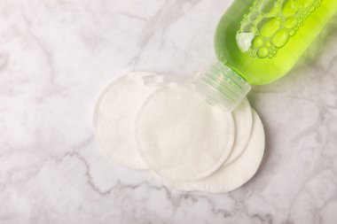 Kozmetik maddeleri çıkarmak ve sebiyumun derisini temizlemek için Micellar su ve pedleri temizler. Güzellik konsepti. Cilt bakımı. Mesaj için yer. MOCAPS FLETLEY