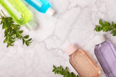 Makyajı silmek ve deriyi sebiyumdan arındırmak için Micellar suyu temizler. Güzellik konsepti. Cilt bakımı. Mesaj için yer. MOCAPS FLETLEY