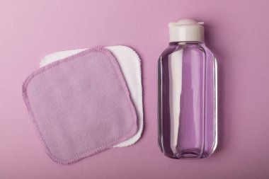 Micellar temizleyici su, pamuklu bez ve pedler makyajı kaldırmak ve sebiyumun derisini temizlemek için. Güzellik konsepti. Cilt bakımı. Mesaj için yer. MOCAPS FLETLEY