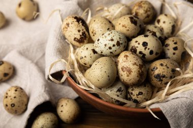 Koyu kahverengi ahşap arka planda bir tabakta bıldırcın yumurtası. Eko ürün. Diyet yemek. Sağlıklı yiyecekler. Metin için boşluk. Kopyalamak için boşluk.