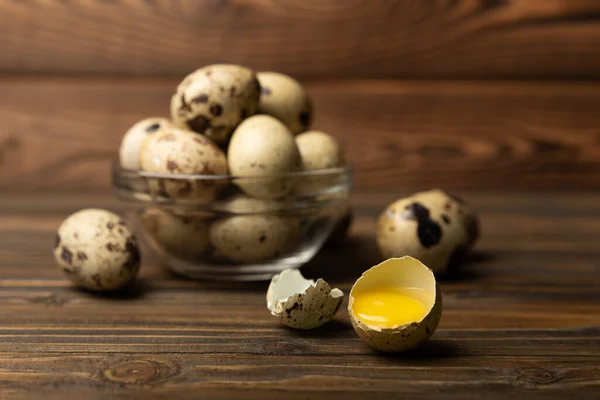 Huevos Codorniz Plato Sobre Fondo Madera Marrón Oscuro Producto Ecológico — Foto de Stock