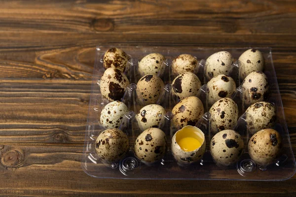 许多鹌鹑蛋在木制背景的塑料包装中 健康的食物 产品富含钙和蛋白质 复制空间 — 图库照片