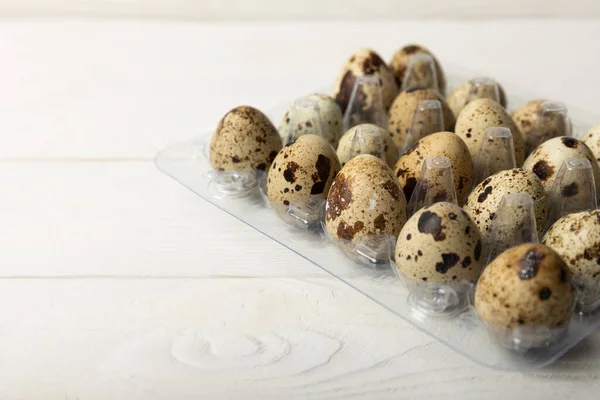 Una Gran Cantidad Huevos Codorniz Envases Plástico Sobre Fondo Blanco — Foto de Stock