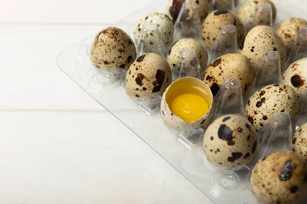 许多鹌鹑蛋在白色背景的塑料包装中 健康的食物 产品富含钙和蛋白质 复制空间 — 图库照片