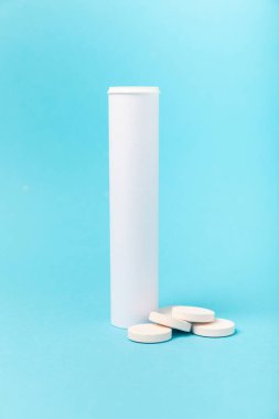 Multivitamin coşkulu haplar. Çözünür C vitamini tabletleri. Kalsiyum vitamini. Mavi arka planda şişirilmiş vitamin. Tıp konsepti. Dokunulmazlık. Metin için yer.
