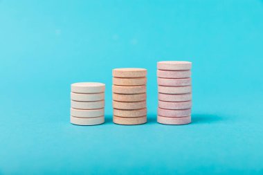 Multivitamin coşkulu haplar. Çözünür C vitamini tabletleri. Kalsiyum vitamini. Mavi arka planda şişirilmiş vitamin. Tıp konsepti. Dokunulmazlık. Metin için yer.