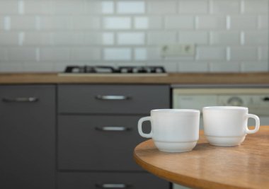 Evdeki mutfağın arka planında sıcak içecekler olan bardaklar. Çay kahvesi. Isıtıcı içecek. Kahvaltı zamanı. Çay içme. Yan görünüm, metin için boşluk.