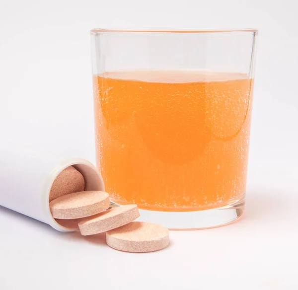 Vitamin Brausetabletten Mit Orangengeschmack Tropfen Und Lösen Sich Einem Glas — Stockfoto