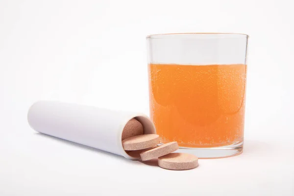 Vitamin Brausetabletten Mit Orangengeschmack Tropfen Und Lösen Sich Einem Glas — Stockfoto