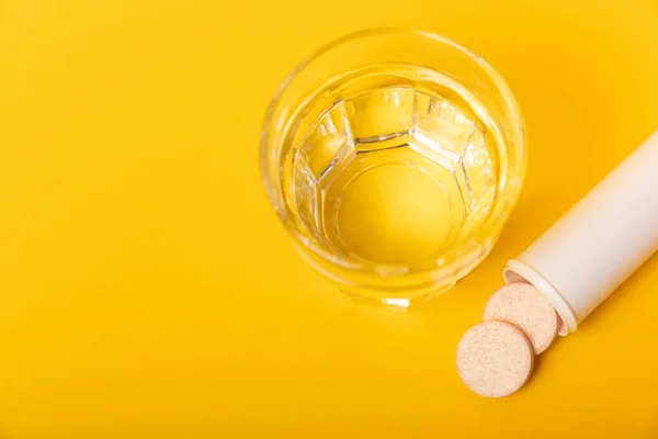 Šumivá Tableta Vitamínu Kape Rozpouští Sklenici Vody Žlutém Pozadí Koncept — Stock fotografie