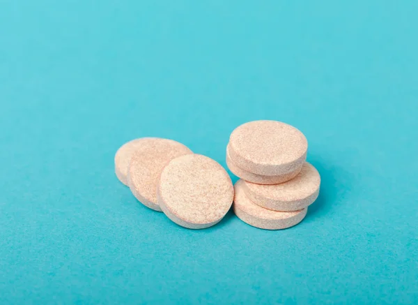 Multivitamin Coşkulu Haplar Çözünür Vitamini Tabletleri Kalsiyum Vitamini Mavi Arka — Stok fotoğraf