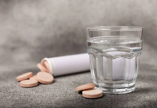 Šumivá Vitaminová Tableta Kape Rozpouští Sklenici Vody Černém Mramorovém Pozadí — Stock fotografie