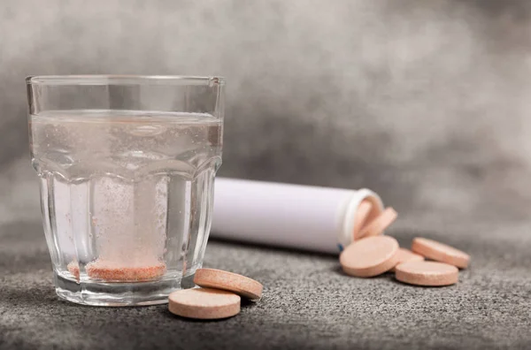 Šumivá Vitaminová Tableta Kape Rozpouští Sklenici Vody Černém Mramorovém Pozadí — Stock fotografie