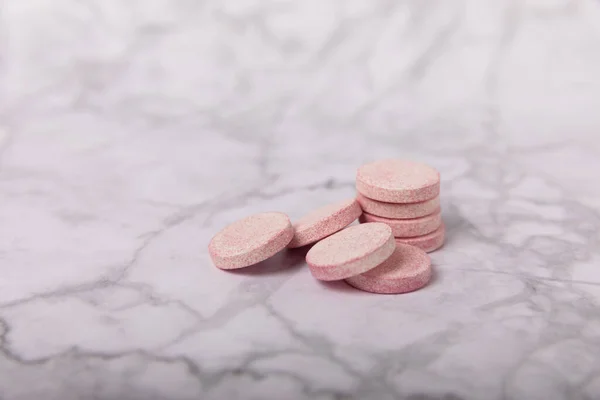 Multivitamin Coşkulu Haplar Çözünür Vitamini Tabletleri Kalsiyum Vitamini Mermer Arka — Stok fotoğraf