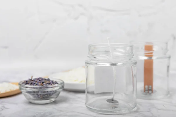 ガラス ウィック ホワイト大理石の香水で手作りの天然白環境に優しい大豆ワックスキャンドルのための基本セット ビジネス 自分の手でキャンドルを作る ビーガン製品 スペースのコピー — ストック写真