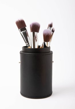 Kozmetik makyaj fırçası beyaz arka planda izole edilmiş. Kızarma, göz farı ve dış görünüş, temel, kapatıcı ve bronzlaştırıcı, açılı fırçalar. Makyaj hazır. Güzellik konsepti.