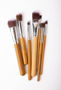 Kozmetik makyaj fırçası beyaz arka planda izole edilmiş. Kızarma, göz farı ve dış görünüş, temel, kapatıcı ve bronzlaştırıcı, açılı fırçalar. Makyaj hazır. Güzellik konsepti.