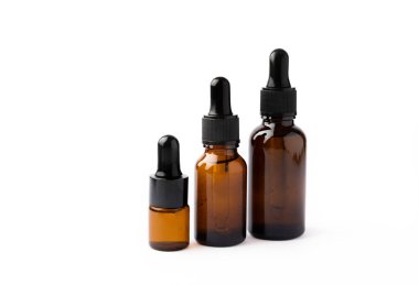 Beyaz arka planda izole edilmiş yağlı şişeler. Aromaterapi. Rahatla..