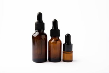 Beyaz arka planda izole edilmiş yağlı şişeler. Aromaterapi. Rahatla..