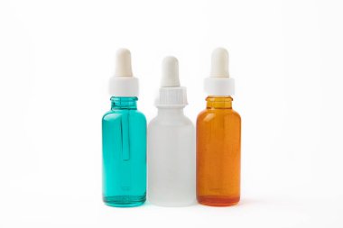 Beyaz arka planda izole edilmiş yağlı şişeler. Aromaterapi. Rahatla..