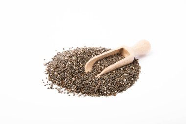 Beyaz arka planda izole edilmiş tahta kaşık kepçesinde Chia tohumları. Süper yemek. Sağlıklı yiyecekler. Diyet.