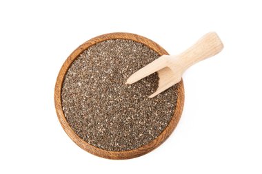 Beyaz arka planda izole edilmiş ahşap bir kasede Chia tohumları. Süper yemek. Sağlıklı yiyecekler. Diyet.