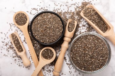 Chia tohumlu kase ve kaşık, yakından. Süper yiyecek. Sağlıklı yiyecekler. Diyet olsun. Düzgün beslenme kavramı. Antioksidan. Metin için yer, kopyalamak için yer.