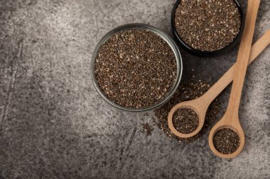 Chia tohumlu kase ve kaşık, yakından. Süper yiyecek. Sağlıklı yiyecekler. Diyet olsun. Düzgün beslenme kavramı. Antioksidan. Metin için yer, kopyalamak için yer.