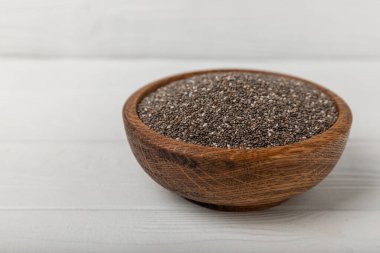 Beyaz dokuya sahip bir kasede Chia tohumları. Süper yemek. Sağlıklı yiyecekler. Diyet olsun. Düzgün beslenme kavramı. Antioksidan. Metin için yer, kopyalamak için yer.