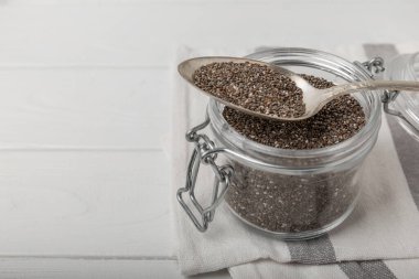 Kaşıkta Chia ve cam kavanoz. Yakından. Süper yiyecek. Sağlıklı yiyecekler. Diyet olsun. Düzgün beslenme kavramı. Antioksidan. Metin için yer, kopyalamak için yer.