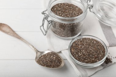 Kaşıkta Chia ve cam kavanoz. Yakından. Süper yiyecek. Sağlıklı yiyecekler. Diyet olsun. Düzgün beslenme kavramı. Antioksidan. Metin için yer, kopyalamak için yer.