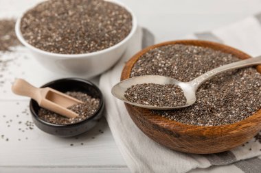 Chia tohumlu kase ve kaşık, yakından. Süper yiyecek. Sağlıklı yiyecekler. Diyet olsun. Düzgün beslenme kavramı. Antioksidan. Metin için yer, kopyalamak için yer.